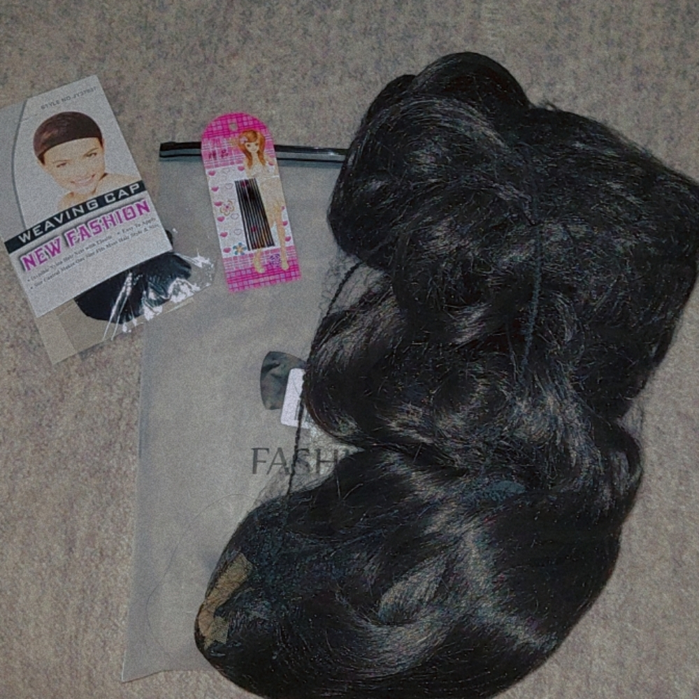 Long synthetic wig with cap and accessories